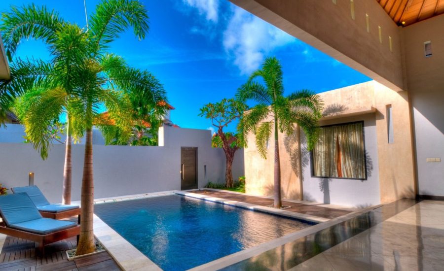 Modern poolscape with Grace 25 plunge pool
