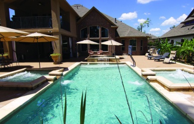 Perfect poolscape design with the spa and tanning ledge